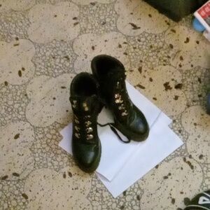Size 6 black leather ankle boots